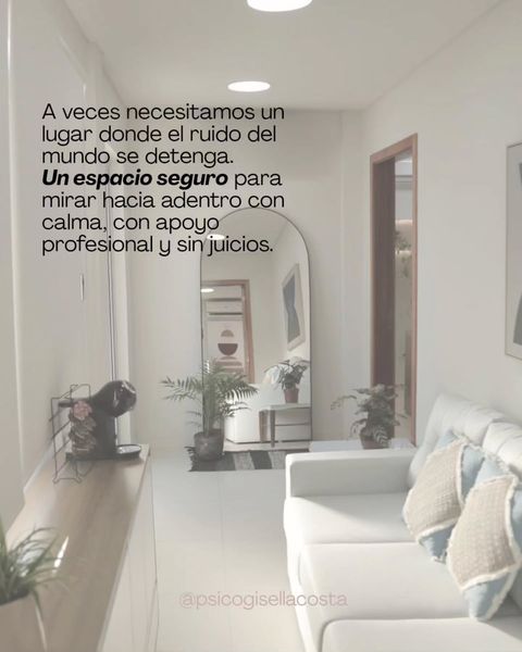 Vista del consultorio, con sofá claro y luz natural