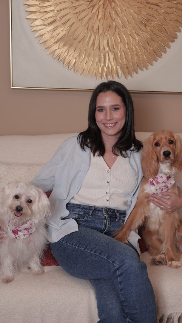 Gisell con sus dos perros