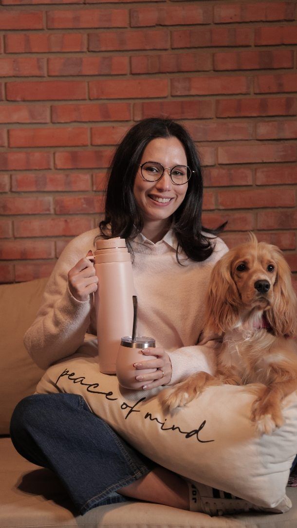 Gisell en el sofá con su perro